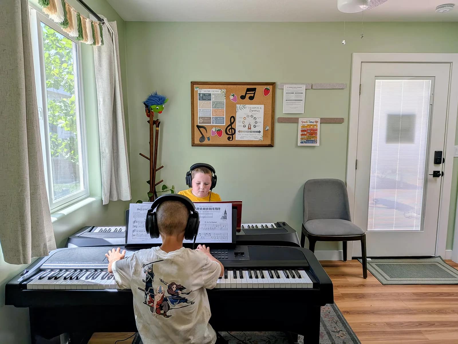 kids at piano 